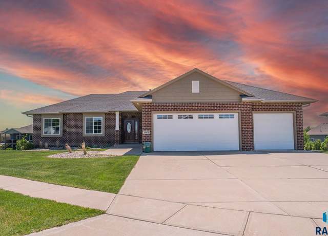 Property at 1805 W Parkwood Cir, Sioux Falls, SD 57108, 6 beds, 3 baths