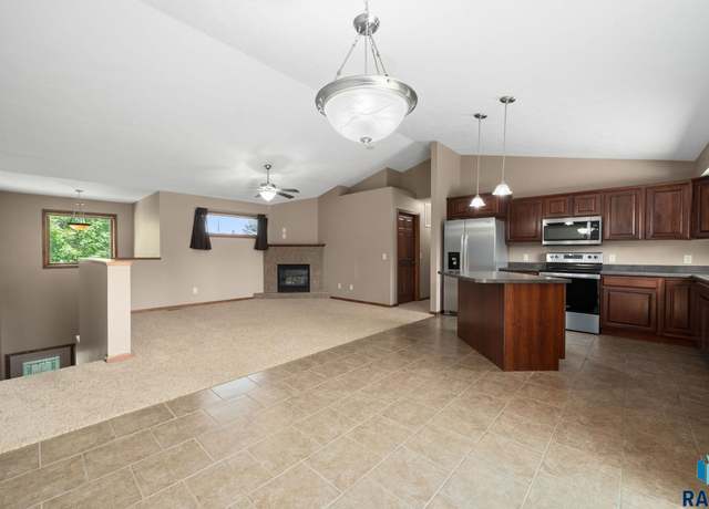 Property at 910 Joseph Pl, Sioux Falls, SD 57106, 2 beds, 1 bath