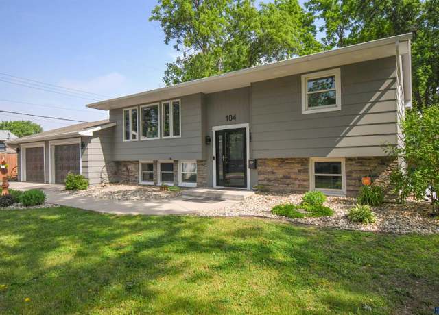 Property at 104 E 40th St, Sioux Falls, SD 57105, 4 beds, 2 baths