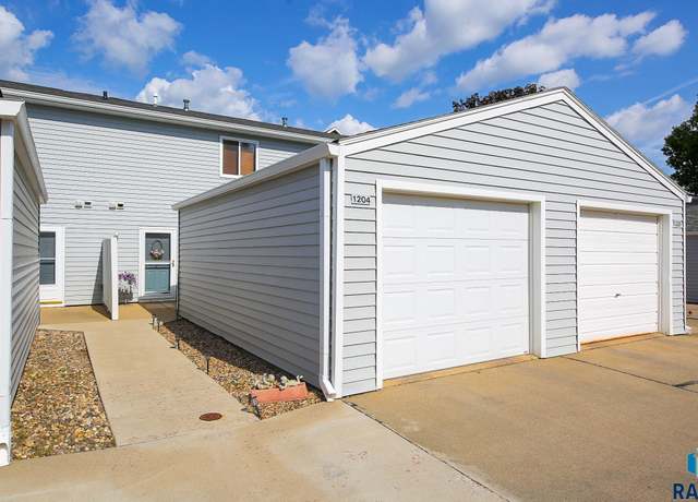 Property at 1204 S Newport Pl, Sioux Falls, SD 57106, 2 beds, 2.5 baths