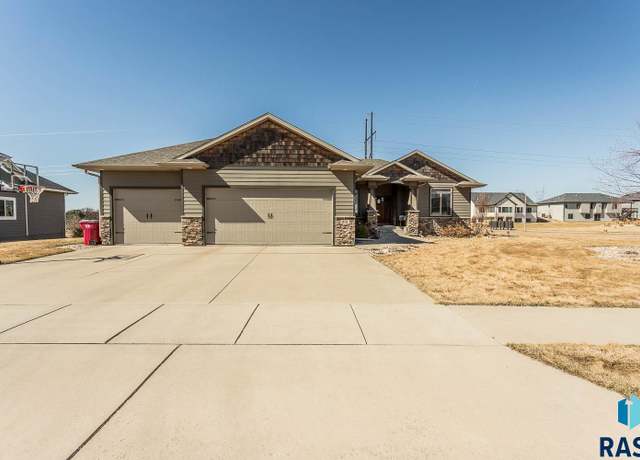 Property at 801 S Torrey Pine Ln, Sioux Falls, SD 57110, 5 beds, 3 baths