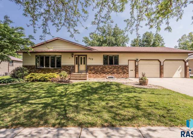 Property at 217 E Barck Ave, Luverne, MN 56156, 4 beds, 2.5 baths
