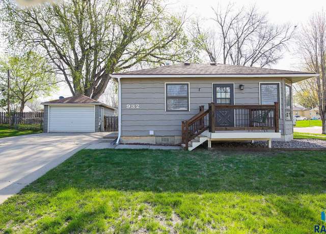 Property at 932 S Holt Ave, Sioux Falls, SD 57103, 3 beds, 2 baths