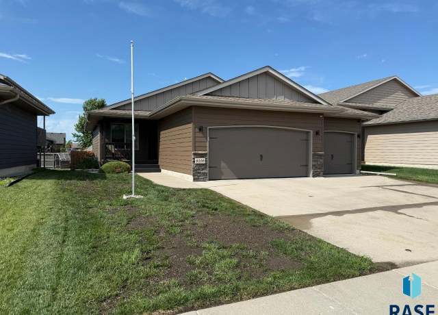 Property at 8209 W 51st St, Sioux Falls, SD 57106, 4 beds, 3 baths