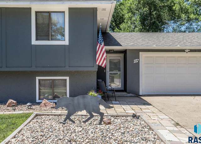Property at 117 S Cardinal Dr, Brandon, SD 57005, 3 beds, 2 baths