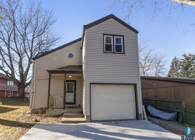 Property at 3325 E Manor Cir, Sioux Falls, SD 57103, 2 beds, 2.5 baths
