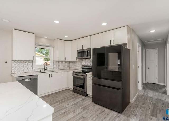 Property at 3504 S Glendale Ave, Sioux Falls, SD 57106, 3 beds, 1.5 baths