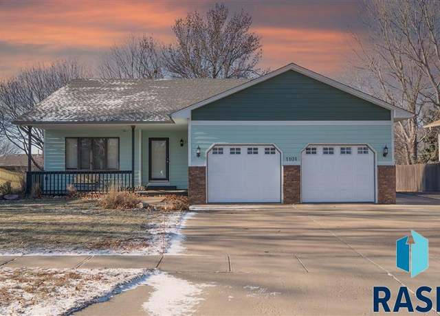 Property at 1101 N Connor Trl, Sioux Falls, SD 57103, 4 beds, 2.5 baths