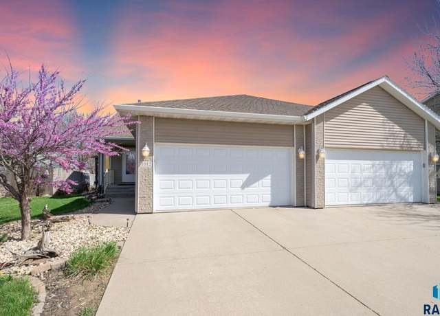 Property at 1012 E Magnolia Dr, Brandon, SD 57005-1053, 4 beds, 3 baths