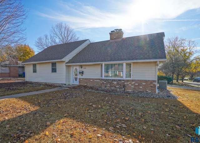 Property at 2713 W 26th St, Sioux Falls, SD 57105-2305, 3 beds, 1 bath
