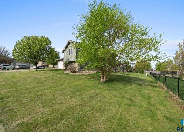Property at 7708 W Eli Ct, Sioux Falls, SD 57106, 4 beds, 2 baths