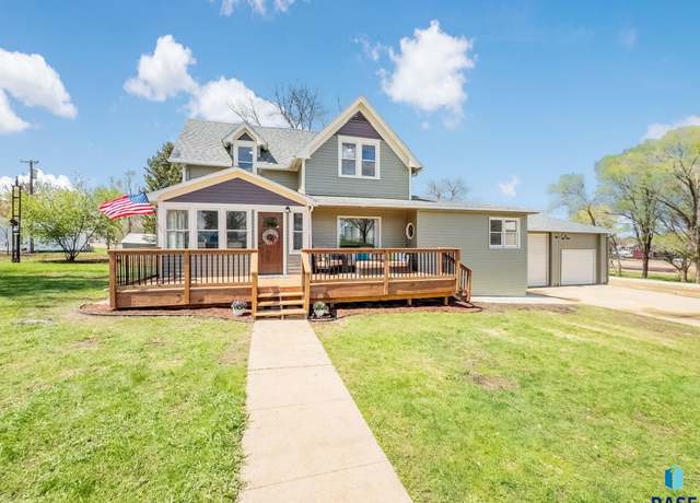 Property at 333 S Juniper Ave, Parker, SD 57053, 5 beds, 2.5 baths