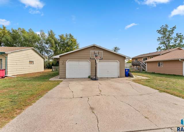 Property at 616 N Garfield Ave, Sioux Falls, SD 57104, 6 beds, 2 baths