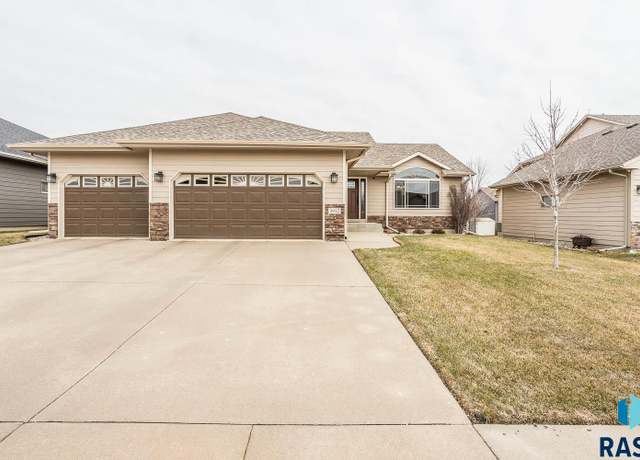 Property at 3912 W 91st St, Sioux Falls, SD 57108, 4 beds, 3 baths