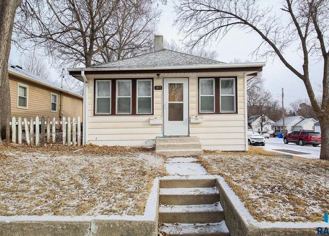 Property at 1828 S Grange Ave, Sioux Falls, SD 57105, 1 bed, 2 baths