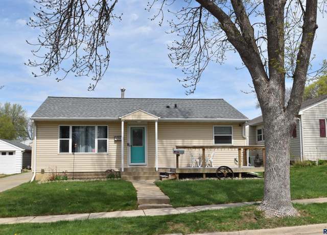 Property at 2916 E 14th St, Sioux Falls, SD 57103, 4 beds, 2 baths