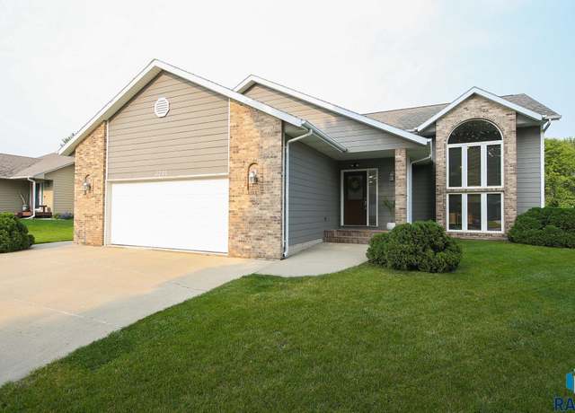 Property at 3201 S Fernwood Ave, Sioux Falls, SD 57110, 4 beds, 3 baths