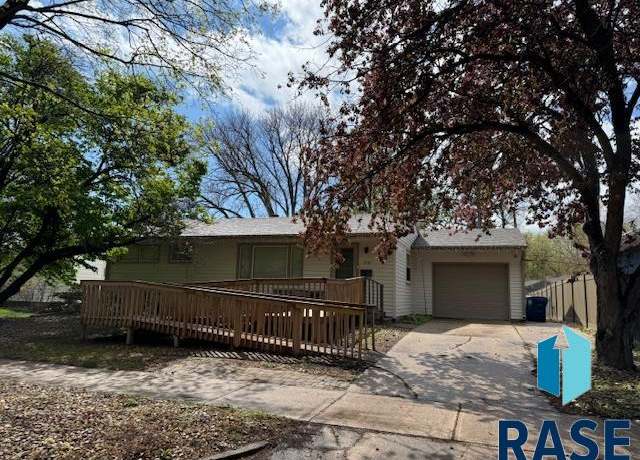 Property at 3101 S Jefferson Ave, Sioux Falls, SD 57105, 4 beds, 2 baths
