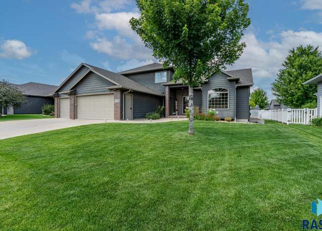 Property at 1004 W Whispering St, Sioux Falls, SD 57108, 5 beds, 3.5 baths
