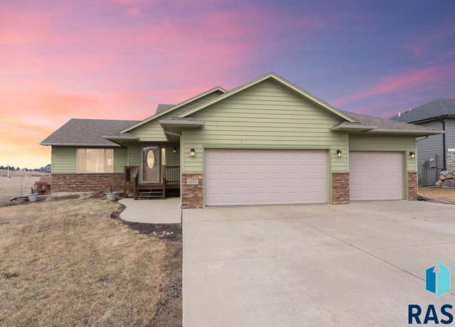 Property at 1600 E Liberty Cir, Brandon, SD 57005, 5 beds, 3 baths