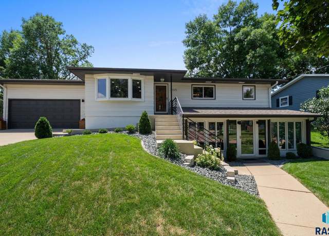Property at 3105 S Williams Ave, Sioux Falls, SD 57105, 3 beds, 2 baths