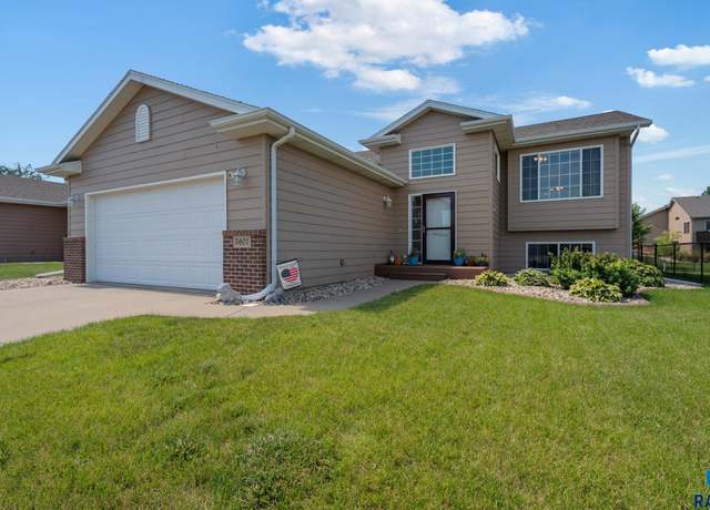 Property at 5601 W Oakcrest Dr, Sioux Falls, SD 57107-0990, 4 beds, 2 baths