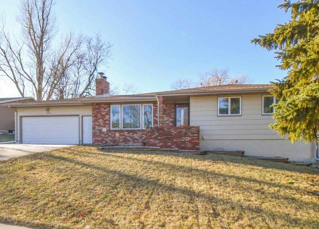 Property at 313 E Lotta St, Sioux Falls, SD 57105, 4 beds, 3 baths