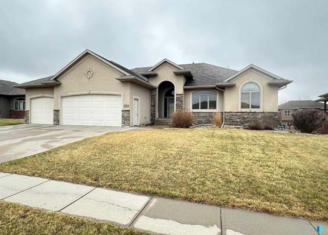 Property at 2501 S Camden Ave, Sioux Falls, SD 57106, 5 beds, 3 baths