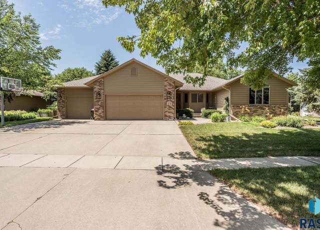 Property at 1109 S Parkview Blvd, Brandon, SD 57005, 5 beds, 3.5 baths
