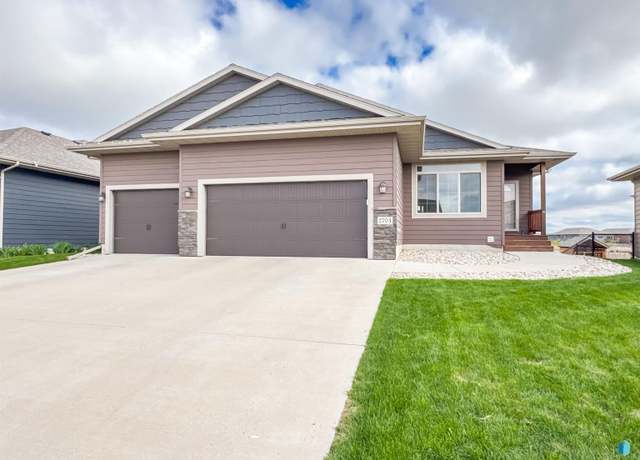 Property at 2704 S Keyrell Dr, Sioux Falls, SD 57106, 5 beds, 3 baths