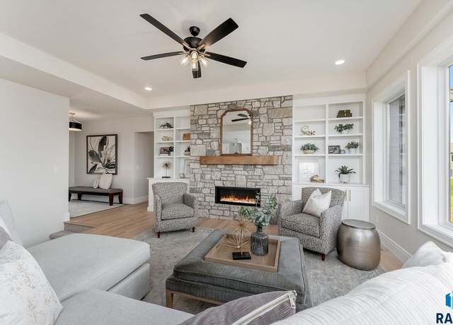 Property at 2404 S Galena Ct, Sioux Falls, SD 57110, 5 beds, 3 baths