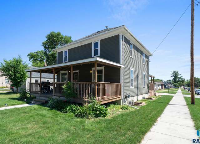 Property at 421 W 1st Ave, Lennox, SD 57039, 5 beds, 3 baths