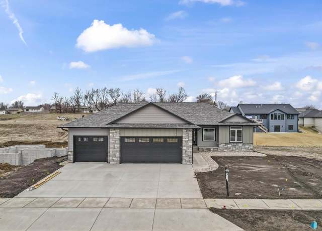 Property at 2205 S Red Oak Ave, Sioux Falls, SD 57110, 6 beds, 3.5 baths