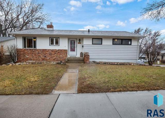 Property at 1001 E 38th St, Sioux Falls, SD 57105, 4 beds, 2.5 baths