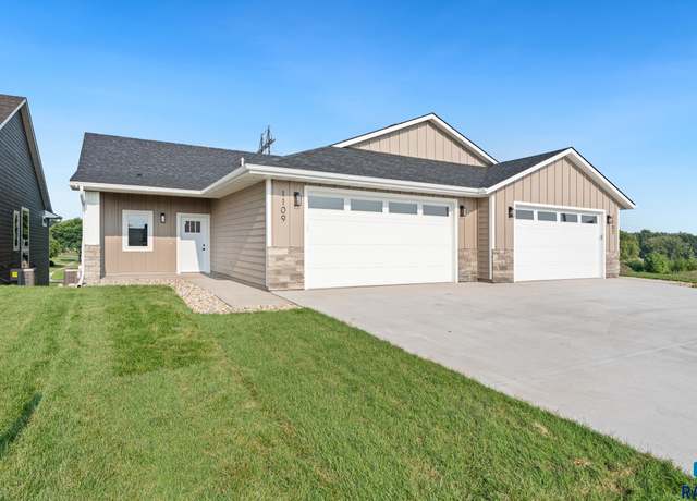 Property at 1107 S Foss Ave, Sioux Falls, SD 57110, 4 beds, 3 baths