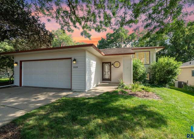 Property at 3109 E 33rd St, Sioux Falls, SD 57103, 4 beds, 3 baths