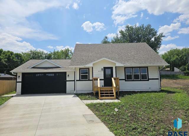 Property at 813 S Edward Cir, Sioux Falls, SD 57103, 3 beds, 2 baths