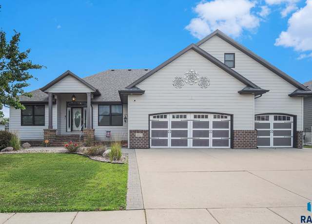 Property at 1012 N Caleb Ave, Sioux Falls, SD 57103-6719, 5 beds, 3 baths