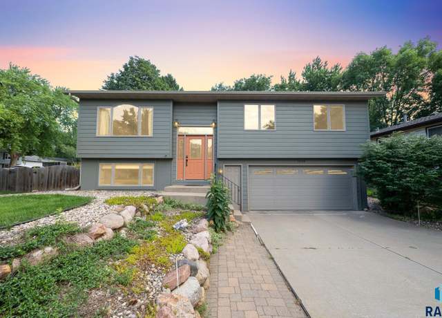 Property at 5008 W 49th St, Sioux Falls, SD 57106, 4 beds, 3 baths
