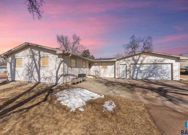 Property at 2700 E 13th St, Sioux Falls, SD 57103-2440, 3 beds, 2 baths