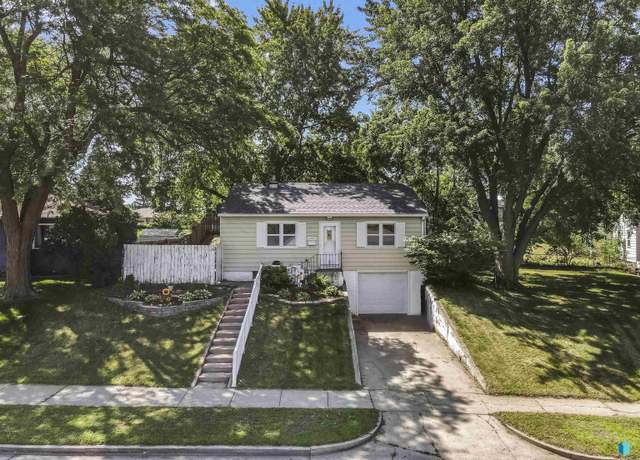 Property at 3205 E 17th St, Sioux Falls, SD 57103, 3 beds, 1.5 baths