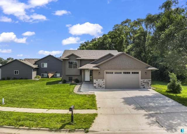 Property at 1601 E Tracy Ln, Sioux Falls, SD 57103, 4 beds, 2.5 baths