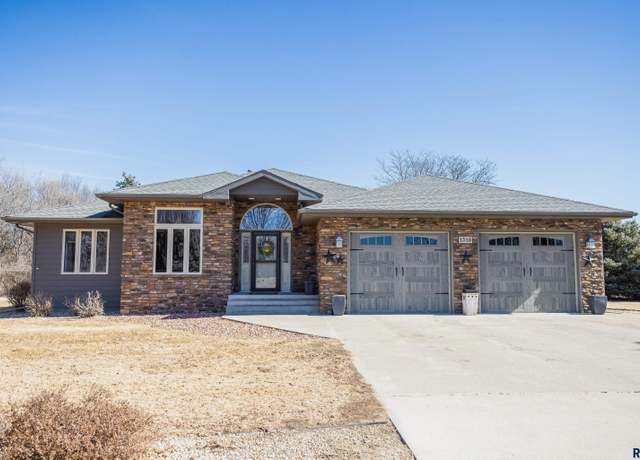 Property at 1516 Deerfield Ln, Mitchell, SD 57301, 4 beds, 3 baths