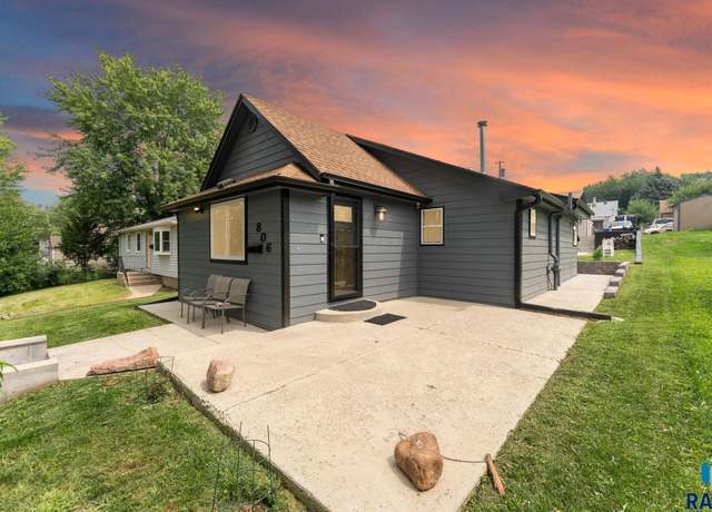 Property at 806 N Wayland Ave, Sioux Falls, SD 57103, 2 beds, 2 baths