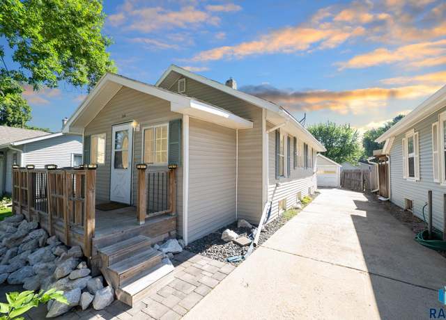 Property at 814 N Prairie Ave, Sioux Falls, SD 57104, 2 beds, 1 bath