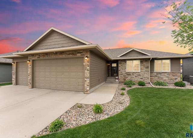 Property at 1913 S Haraldson Ave, Sioux Falls, SD 57106, 5 beds, 3 baths