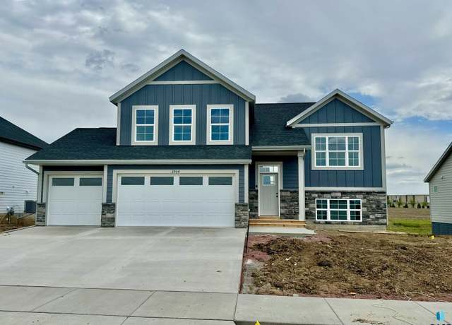 Property at 2904 S Copper Creek Ave, Sioux Falls, SD 57110, 5 beds, 3 baths