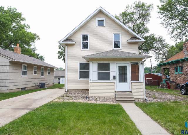 Property at 1915 S Walts Ave, Sioux Falls, SD 57105, 4 beds, 1 bath