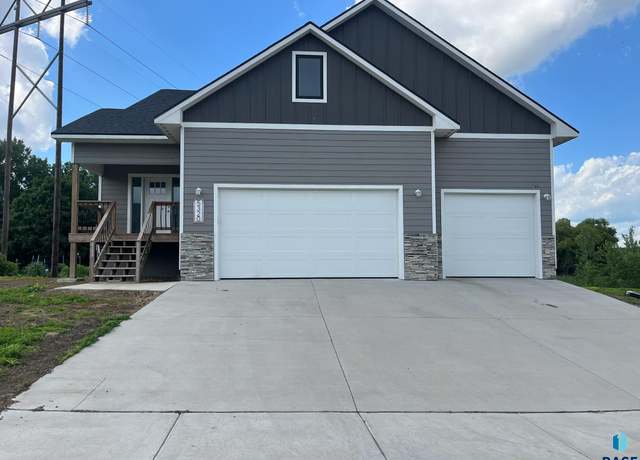 Property at 5320 E 28th St, Sioux Falls, SD 57110, 4 beds, 2.5 baths