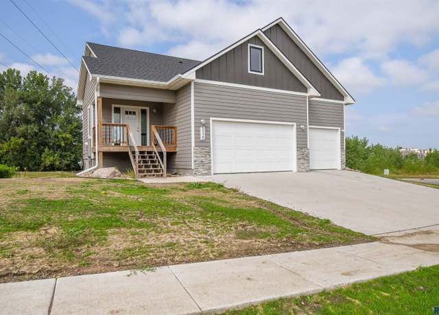 Property at 5320 E 28th St, Sioux Falls, SD 57110, 4 beds, 2.5 baths
